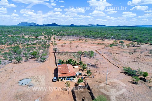  Foto feita com drone de fazenda na beira do Reservatório Cacimba Nova  - Custódia - Pernambuco (PE) - Brasil