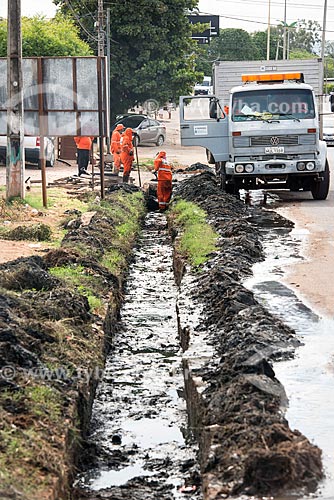  Funcionários do Departamento Estadual de Rodovias fazendo a manutenção da galeria de águas pluviais  - Crato - Ceará (CE) - Brasil