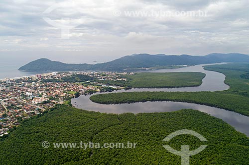  Foto feita com drone do Parque Estadual Restingas de Bertioga com a Ilha de Santo Amaro ao fundo  - Bertioga - São Paulo (SP) - Brasil