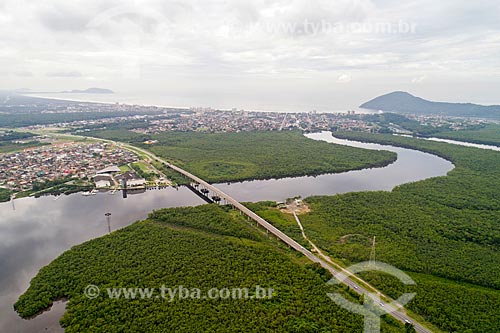  Foto feita com drone da ponte na Rodovia Doutor Manuel Hipólito Rego (SP-055) sobre o Rio Itapanhaú no Parque Estadual Restingas de Bertioga  - Bertioga - São Paulo (SP) - Brasil