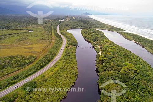  Foto feita com drone da Rodovia Doutor Manuel Hipólito Rego (SP-055) com o Rio Itaguaré no Parque Estadual Restingas de Bertioga  - Bertioga - São Paulo (SP) - Brasil