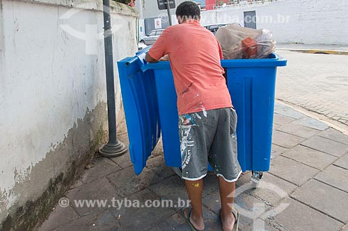  Catador de papelão procurando objetos em lixeira  - São Sebastião - São Paulo (SP) - Brasil