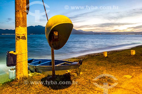  Telefone público na orla da Praia da Tapera durante o pôr do sol  - Florianópolis - Santa Catarina (SC) - Brasil