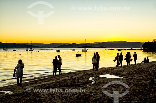  Pessoas observando o pôr do sol na orla da Praia de Santo Antônio de Lisboa  - Florianópolis - Santa Catarina (SC) - Brasil