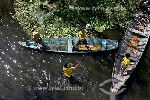  Vista de cima de meninos ribeirinhos com a Camisa da Seleção Brasileira brincando com a Adidas Telstar - bola de futebol oficial da Copa do Mundo FIFA de 2018 - no Igarapé Açu  - Manacapuru - Amazonas (AM) - Brasil