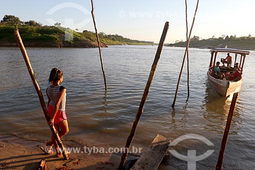  Barco ribeirinho atracando na divisa entre os Rio Acre e Rio Purus  - Boca do Acre - Amazonas (AM) - Brasil