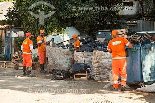  Garis separando lixo na Vila do Abraão  - Angra dos Reis - Rio de Janeiro (RJ) - Brasil