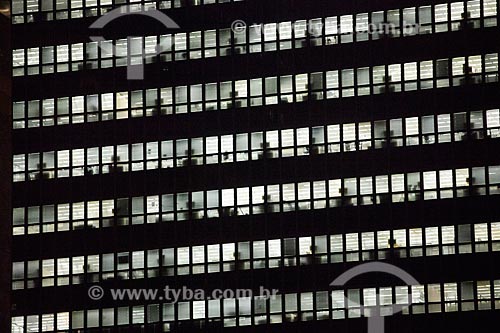  Vista do edifício sede do Banco Nacional de Desenvolvimento Econômico e Social (BNDES) à noite  - Rio de Janeiro - Rio de Janeiro (RJ) - Brasil