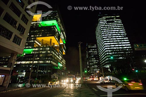  Vista do edifício Sede da Petrobras - à esquerda - com o edifício sede do Banco Nacional de Desenvolvimento Econômico e Social (BNDES) - à direita - à noite  - Rio de Janeiro - Rio de Janeiro (RJ) - Brasil
