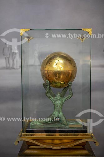  Detalhe de urna em forma de globo dourado contendo o coração embalsamado de Alberto Santos Dumont com estatueta em bronze do deus Ícaro - parte do acervo permanente do Museu Aeroespacial  - Rio de Janeiro - Rio de Janeiro (RJ) - Brasil