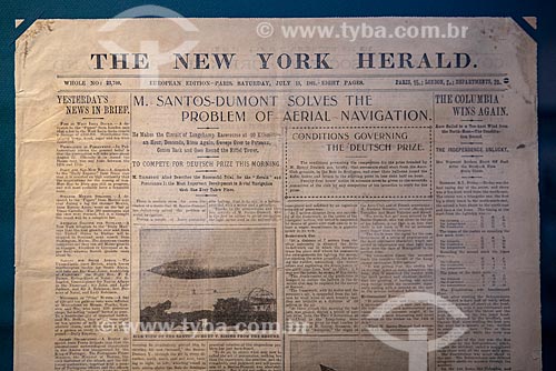 Fotografia da primeira página The New York Herald com a manchete Sr. Santos-Dumont resolve o problema da navegação aérea de 13 de julho de 1901 - Reprodução do acervo do Museu Aeroespacial  - Rio de Janeiro - Rio de Janeiro (RJ) - Brasil