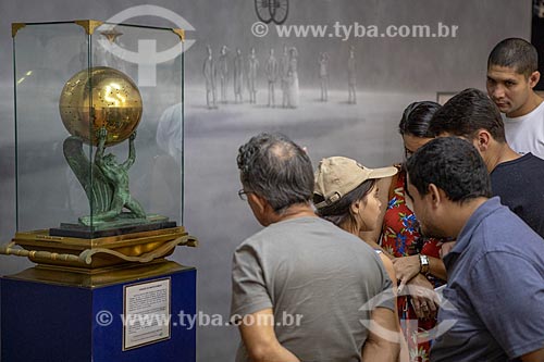  Detalhe de urna em forma de globo dourado contendo o coração embalsamado de Alberto Santos Dumont com estatueta em bronze do deus Ícaro - parte do acervo permanente do Museu Aeroespacial  - Rio de Janeiro - Rio de Janeiro (RJ) - Brasil