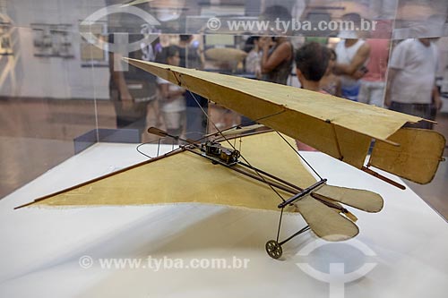  Maquete de avião com asa delta - desenhado por Santos Dumont no início do século XX - em exibição no Museu Aeroespacial (1976) na Base Aérea dos Afonsos  - Rio de Janeiro - Rio de Janeiro (RJ) - Brasil