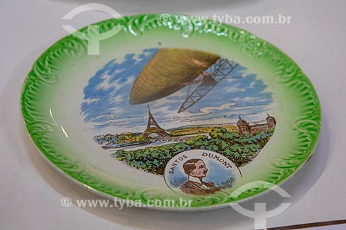  Detalhe de prato em porcelana francesa - comemorativo ao voo do Balão nº 05 de Santos Dumont realizado em 12 de julho de 1901 - em exibição no Museu Aeroespacial (1976) na Base Aérea dos Afonsos  - Rio de Janeiro - Rio de Janeiro (RJ) - Brasil