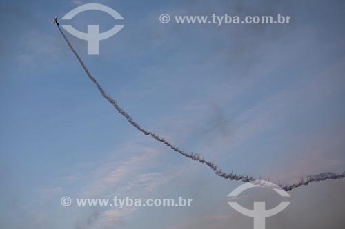 Avião da Esquadrilha CÉU fazendo manobras acrobáticas durante a comemoração dos 145 anos do nascimento de Santos Dumont na Base Aérea dos Afonsos  - Rio de Janeiro - Rio de Janeiro (RJ) - Brasil