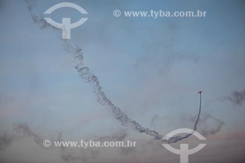  Avião da Esquadrilha CÉU fazendo manobras acrobáticas durante a comemoração dos 145 anos do nascimento de Santos Dumont na Base Aérea dos Afonsos  - Rio de Janeiro - Rio de Janeiro (RJ) - Brasil