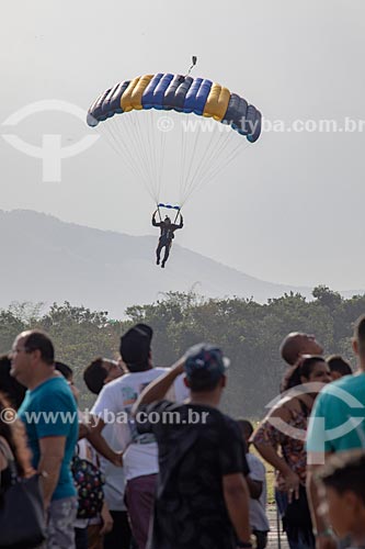  Paraquedista do grupo Falcões da Força Aérea Brasileira durante salto em comemoração dos 145 anos do nascimento de Santos Dumont na Base Aérea dos Afonsos  - Rio de Janeiro - Rio de Janeiro (RJ) - Brasil