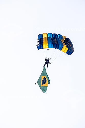  Paraquedista do grupo Falcões da Força Aérea Brasileira durante a comemoração dos 145 anos do nascimento de Santos Dumont na Base Aérea dos Afonsos  - Rio de Janeiro - Rio de Janeiro (RJ) - Brasil