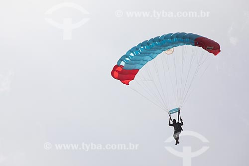  Paraquedista do grupo Cometas do Exército Brasileiro após o salto em comemoração dos 145 anos do nascimento de Santos Dumont na Base Aérea dos Afonsos  - Rio de Janeiro - Rio de Janeiro (RJ) - Brasil