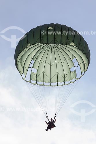  Paraquedista do Exército Brasileiro durante salto em comemoração dos 145 anos do nascimento de Santos Dumont na Base Aérea dos Afonsos  - Rio de Janeiro - Rio de Janeiro (RJ) - Brasil
