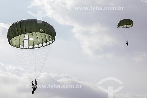  Paraquedista do Exército Brasileiro durante salto em comemoração dos 145 anos do nascimento de Santos Dumont na Base Aérea dos Afonsos  - Rio de Janeiro - Rio de Janeiro (RJ) - Brasil