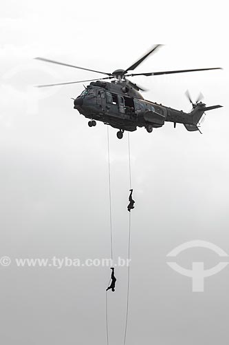  Soldados do exército fazem demonstração de rapel a partir do helicóptero Super Puma AK-34 durante a comemoração dos 145 anos do nascimento de Santos Dumont na Base Aérea dos Afonsos  - Rio de Janeiro - Rio de Janeiro (RJ) - Brasil