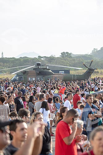  Público durante a comemoração dos 145 anos do nascimento de Santos Dumont na Base Aérea dos Afonsos com o helicóptero Super Puma CH-34 ao fundo  - Rio de Janeiro - Rio de Janeiro (RJ) - Brasil