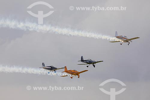  Aviões da Esquadrilha CÉU fazendo manobras acrobáticas durante a comemoração dos 145 anos do nascimento de Santos Dumont na Base Aérea dos Afonsos  - Rio de Janeiro - Rio de Janeiro (RJ) - Brasil