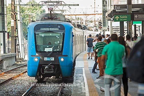  Trem chegando na Estação Maracanã da Supervia - concessionária de serviços de transporte ferroviário  - Rio de Janeiro - Rio de Janeiro (RJ) - Brasil