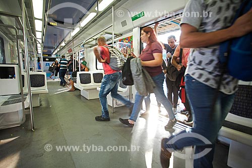  Passageiros embarcando na Estação Maracanã da Supervia - concessionária de serviços de transporte ferroviário  - Rio de Janeiro - Rio de Janeiro (RJ) - Brasil