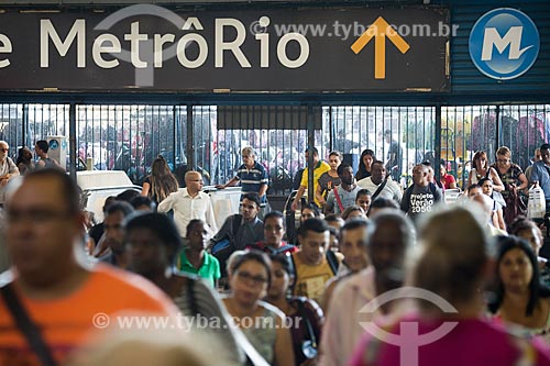  Passageiros no acesso ao Metrô Rio na Estação Central do Brasil da Supervia - concessionária de serviços de transporte ferroviário  - Rio de Janeiro - Rio de Janeiro (RJ) - Brasil