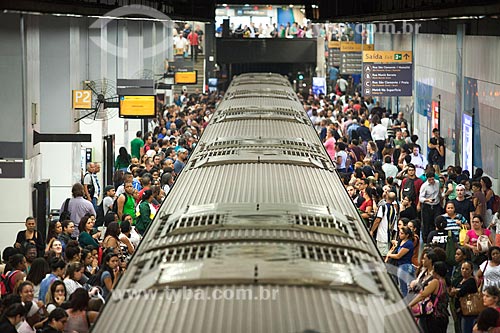  Passageiros embarcando na Estação Botafogo do Metrô Rio  - Rio de Janeiro - Rio de Janeiro (RJ) - Brasil