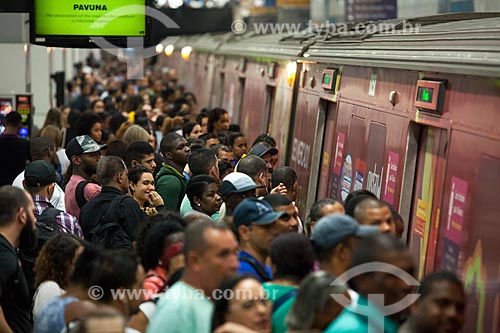  Passageiros embarcando na Estação Botafogo do Metrô Rio  - Rio de Janeiro - Rio de Janeiro (RJ) - Brasil