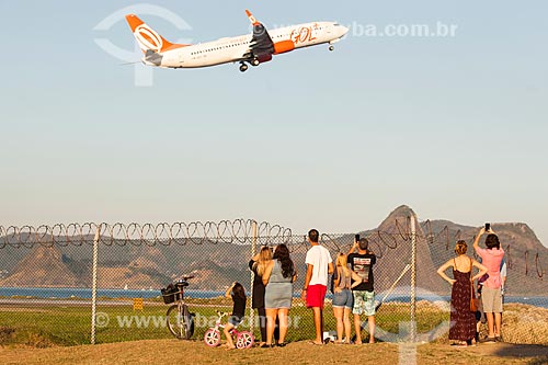  Pessoas observando avião decolar no Aeroporto Santos Dumont  - Rio de Janeiro - Rio de Janeiro (RJ) - Brasil