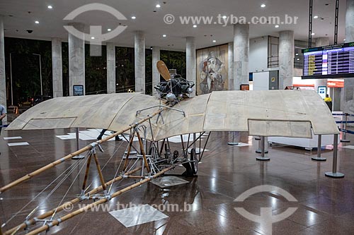  Réplica do aeroplano Demoiselle número 20 - inventado por Alberto Santos Dumont em 1907 - em exibição no Aeroporto Santos Dumont - parte do acervo permanente do Museu Aeroespacial  - Rio de Janeiro - Rio de Janeiro (RJ) - Brasil