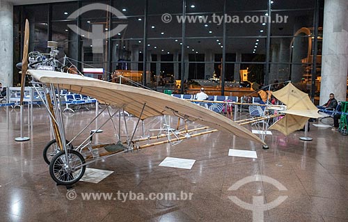  Réplica do aeroplano Demoiselle número 20 - inventado por Alberto Santos Dumont em 1907 - em exibição no Aeroporto Santos Dumont - parte do acervo permanente do Museu Aeroespacial  - Rio de Janeiro - Rio de Janeiro (RJ) - Brasil