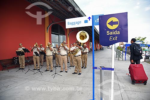  Banda marcial da Guarda Municipal tocando para passageiros no Píer Mauá  - Rio de Janeiro - Rio de Janeiro (RJ) - Brasil