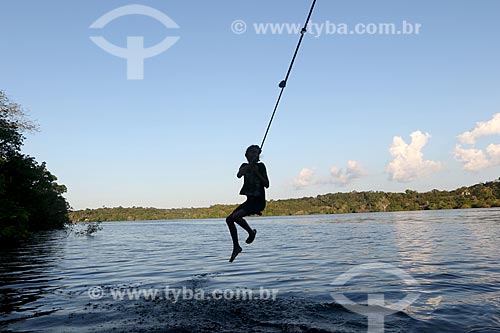  Menino ribeirinho da comunidade ribeirinha tumbira brincando no Rio Negro - Parque Nacional de Anavilhanas  - Novo Airão - Amazonas (AM) - Brasil