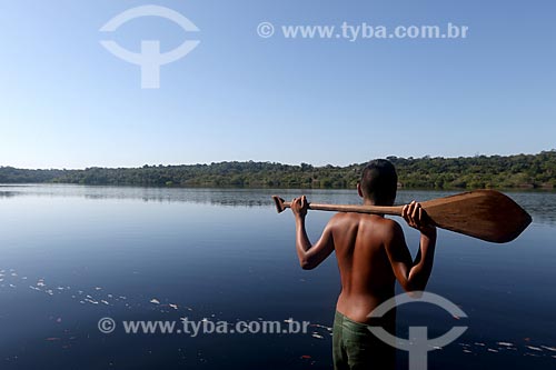  Menino ribeirinho no cais da comunidade ribeirinha tumbira - Parque Nacional de Anavilhanas  - Novo Airão - Amazonas (AM) - Brasil