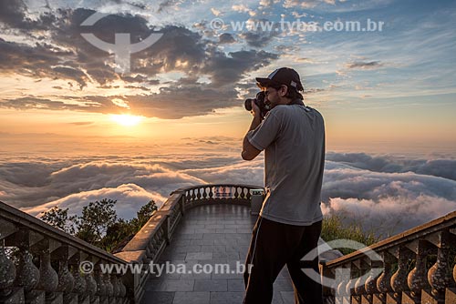  Homem fotografando o amanhecer a partir do mirante do Cristo Redentor  - Rio de Janeiro - Rio de Janeiro (RJ) - Brasil