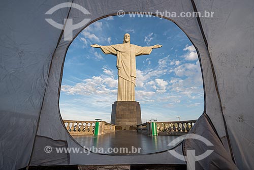  Vista do Cristo Redentor a partir de interior de barraca no mirante  - Rio de Janeiro - Rio de Janeiro (RJ) - Brasil