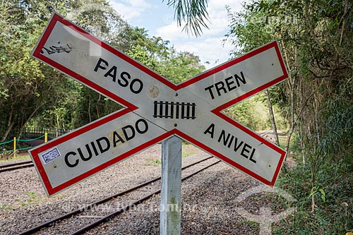  Detalhe de sinalização ferroviária bilingue do Trem Ecológico da Selva - que faz o passeio turístico dentro do Parque Nacional do Iguaçu  - Puerto Iguazú - Província de Misiones - Argentina