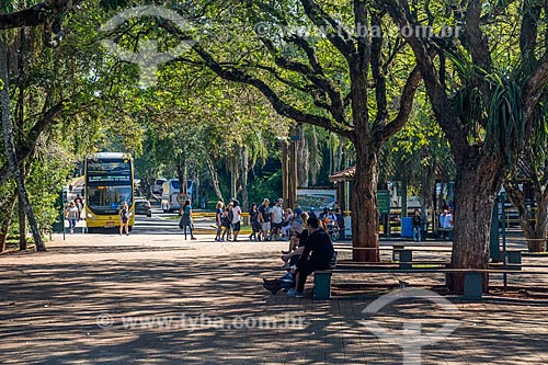  Turistas na praça de Porto Canoas no Parque Nacional do Iguaçu  - Foz do Iguaçu - Paraná (PR) - Brasil