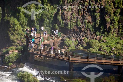  Turistas em mirante das Cataratas do Iguaçu no Parque Nacional do Iguaçu  - Foz do Iguaçu - Paraná (PR) - Brasil