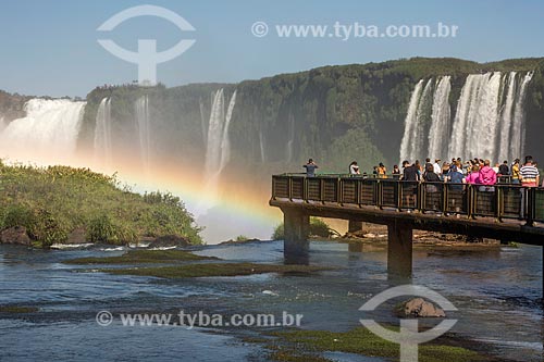  Turistas em mirante das Cataratas do Iguaçu no Parque Nacional do Iguaçu  - Foz do Iguaçu - Paraná (PR) - Brasil
