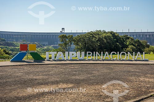  Vista de letreiro com os dizeres: Itaipu Binacional na Usina Hidrelétrica Itaipu Binacional  - Foz do Iguaçu - Paraná (PR) - Brasil