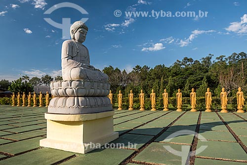  Buda Amitabha com as estátuas femininas de Bodhisattvas - seres iluminados - com a posição de uma das mãos representa boas-vindas e a outra energia positiva no Centro Budista Chen Tien  - Foz do Iguaçu - Paraná (PR) - Brasil