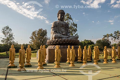  Buda Amitabha com as estátuas femininas de Bodhisattvas - seres iluminados - com a posição de uma das mãos representa boas-vindas e a outra energia positiva no Centro Budista Chen Tien  - Foz do Iguaçu - Paraná (PR) - Brasil