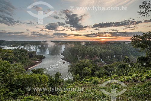  Vista das Cataratas do Iguaçu no Parque Nacional do Iguaçu durante o pôr do sol  - Foz do Iguaçu - Paraná (PR) - Brasil