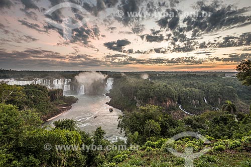  Vista das Cataratas do Iguaçu no Parque Nacional do Iguaçu durante o pôr do sol  - Foz do Iguaçu - Paraná (PR) - Brasil